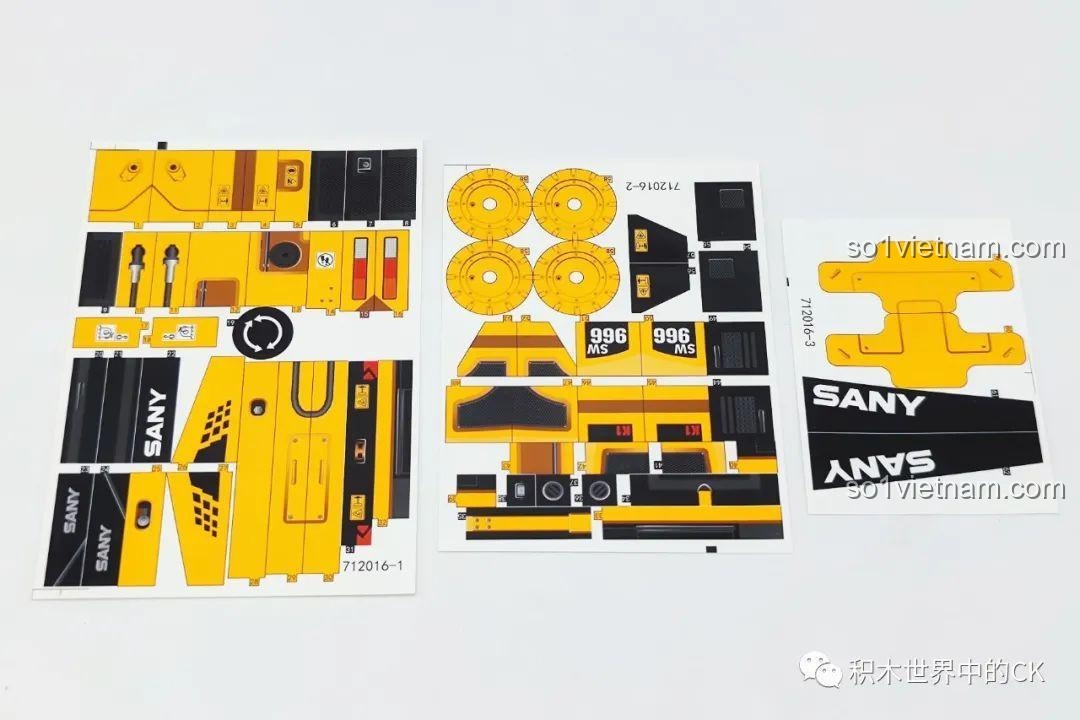 Tờ decal (sticker) đi kèm bộ Sembo 712016 với logo SANY và các chi tiết trang trí để tăng độ chân thực cho mô hình.