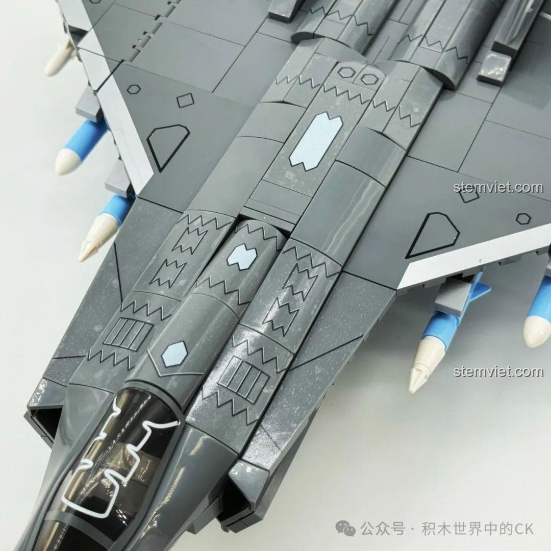 Chi tiết decal trên thân tiêm kích J-35, một phần của bộ đồ chơi mô hình Phi đội bay trên tàu sân.