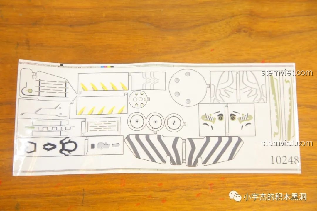 Tấm decal trong suốt lớn đi kèm bộ lắp ráp Mô tô Fenrir Sói Lửa Final Fantasy VII KBox 10248, chứa nhiều họa tiết.