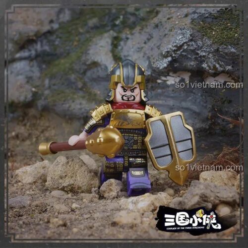 Ảnh chụp cận cảnh minifigure Lính Hãm Trận Doanh 20339, một Binh sĩ Hãm Trận Doanh dũng mãnh trong bối cảnh chiến trường.