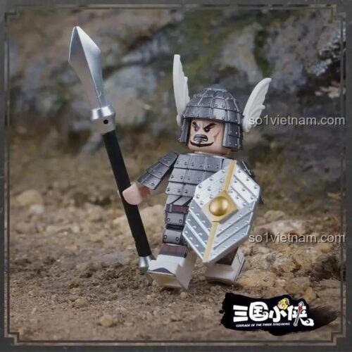 Ảnh chụp cận cảnh minifigure Lính Bạch Nhị Decool 20341, thể hiện chi tiết giáp trụ màu bạc và cây trường thương, một mô hình lính cổ trang giá rẻ.