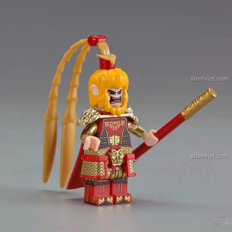 Figure Mỹ Hầu Vương Decool 30301 trong tư thế chiến đấu, chi tiết giáp vàng và áo choàng đỏ nổi bật, chất lượng cao.