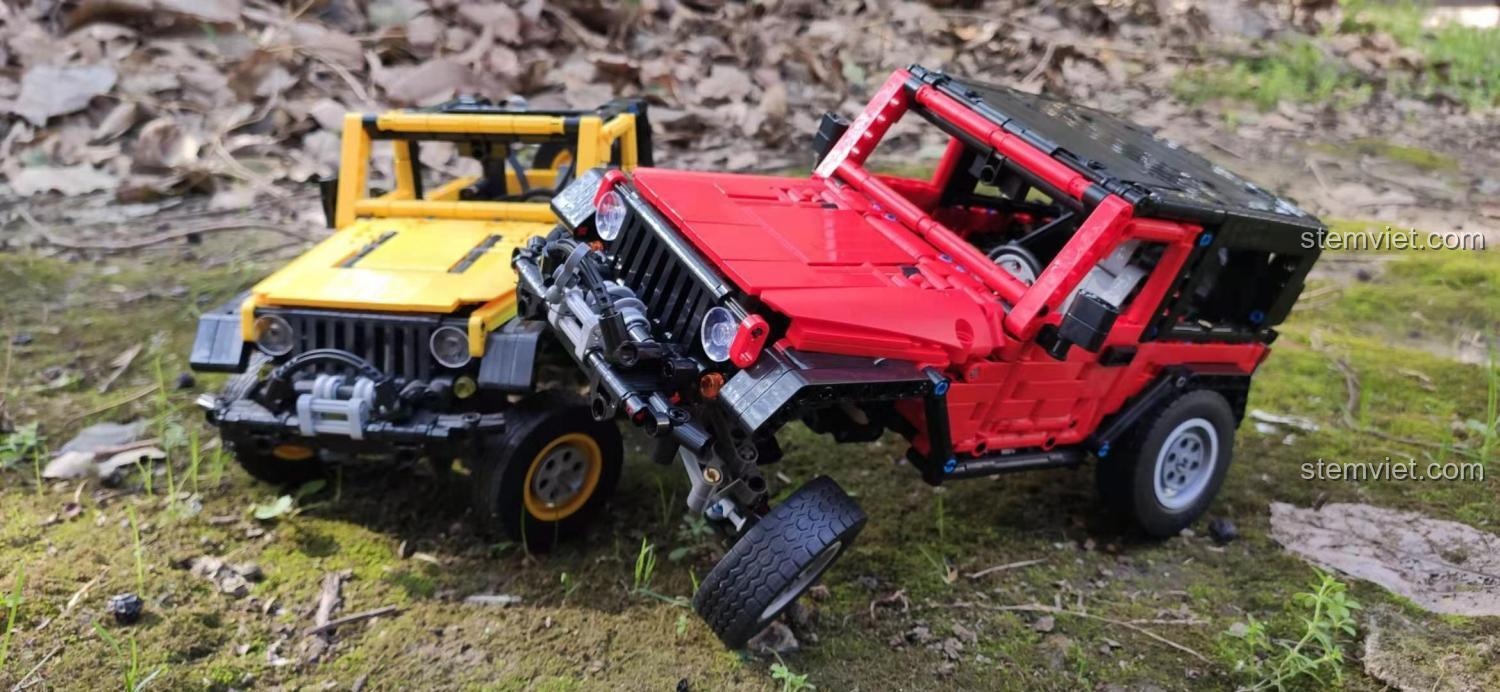 Mô Hình Jeep Wrangler DECOOL 33005 màu đỏ và vàng, thể hiện khả năng vượt địa hình, đồ chơi lắp ghép cho con trai