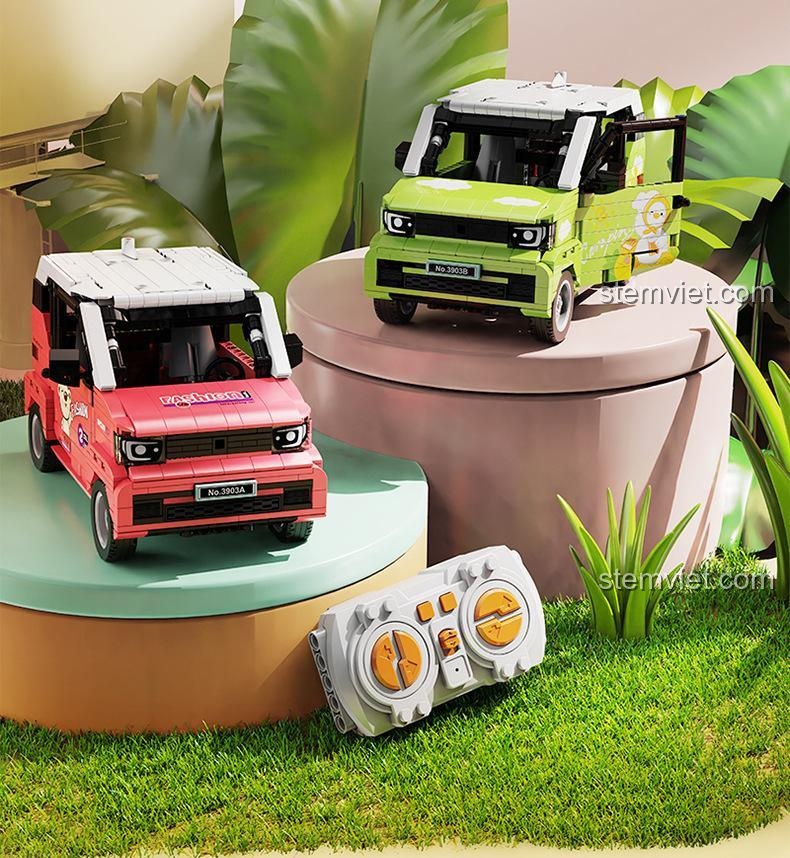 Hai phiên bản màu hồng cam và xanh lá của bộ lắp ghép Decool 3903A/3903B Xe Mini Phong Cách, cùng bộ điều khiển từ xa, đồ chơi lắp ráp xe ô tô mini cho bé.