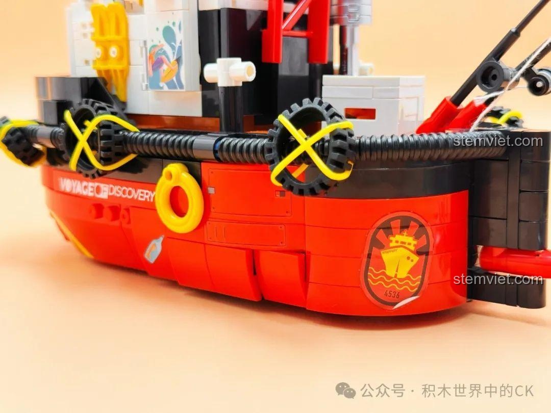 Cận cảnh phần mũi của bộ xếp hình Thuyền câu cá Decool giá hời, với các chi tiết phao và hộp đựng đồ nghề câu cá.