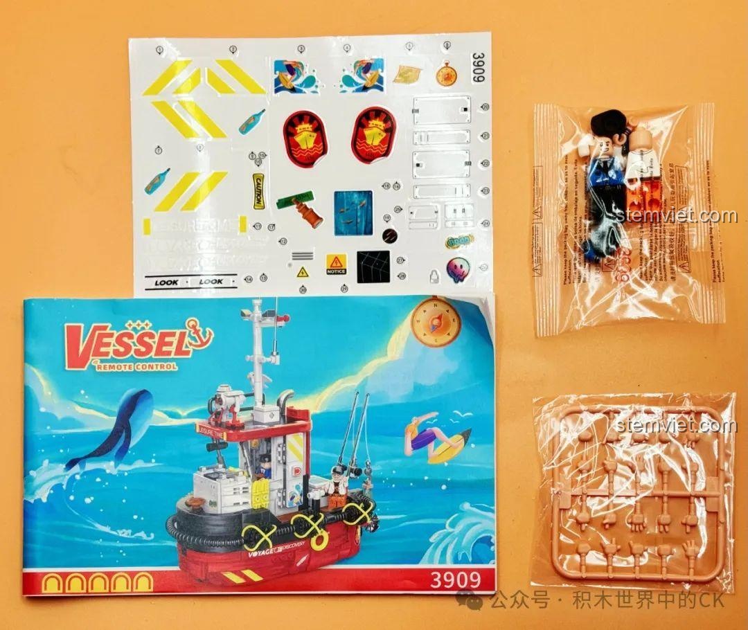 Toàn bộ nội dung bên trong hộp Decool 3909 Thuyền Câu Cá Điều Khiển Từ Xa, bao gồm sách hướng dẫn, decal và các túi mảnh ghép.