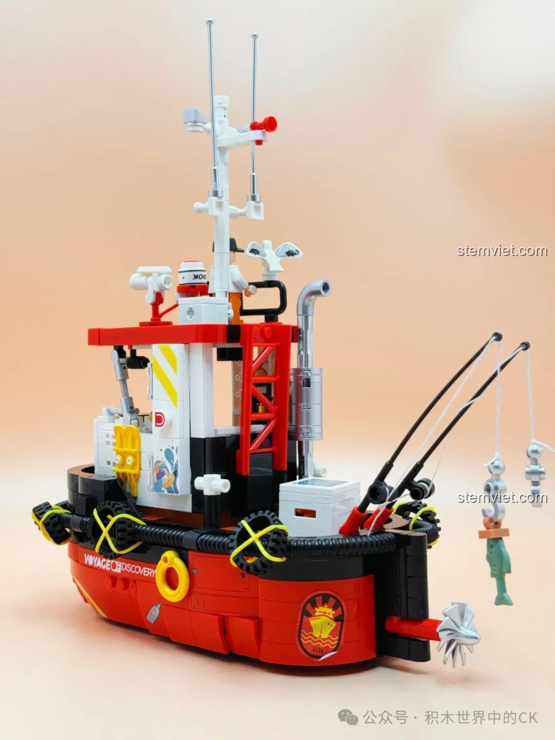 Góc nhìn nghiêng của mô hình đồ chơi mô hình Tàu câu cá cho trẻ trên 8 tuổi, thể hiện sự cân đối và chi tiết của thiết kế.