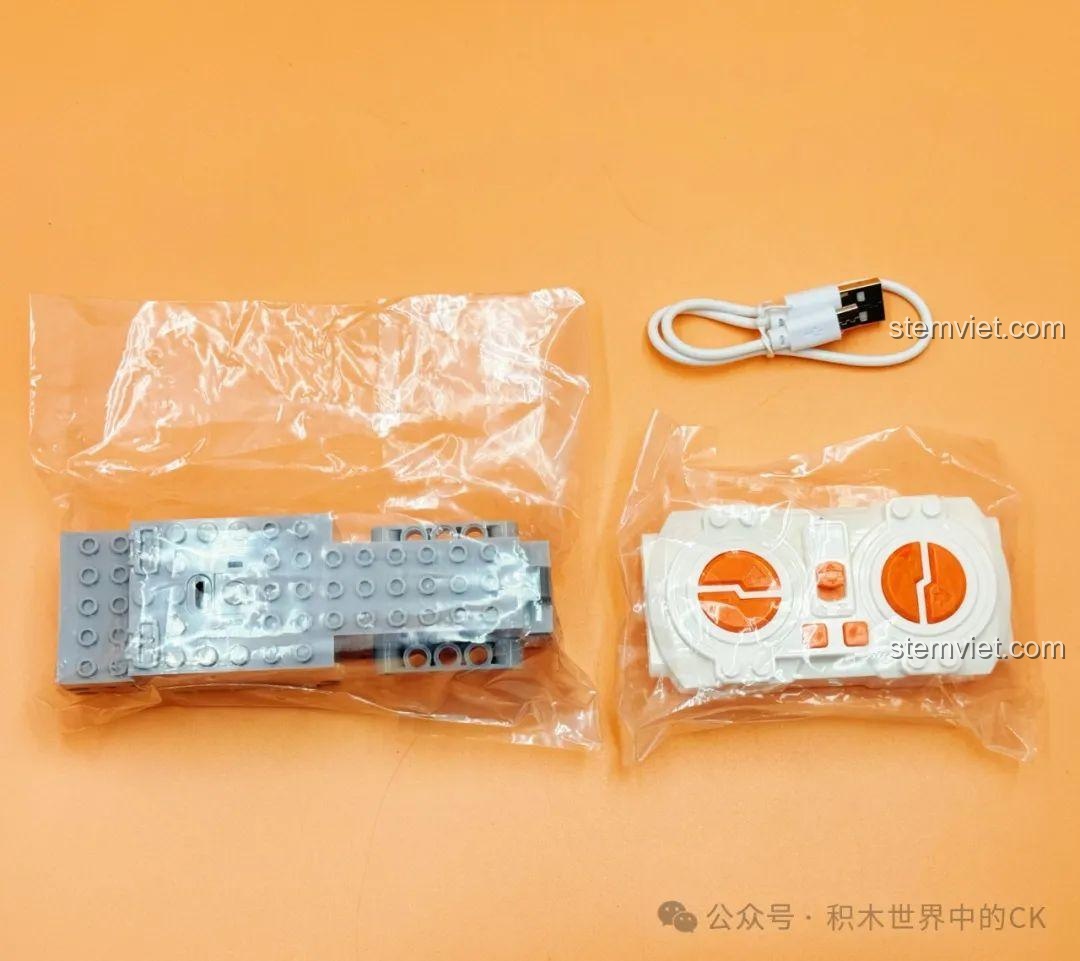 Bộ điều khiển từ xa và dây sạc USB đi kèm bộ đồ chơi xây dựng Tàu đánh cá 3909, đảm bảo trải nghiệm chơi mượt mà.