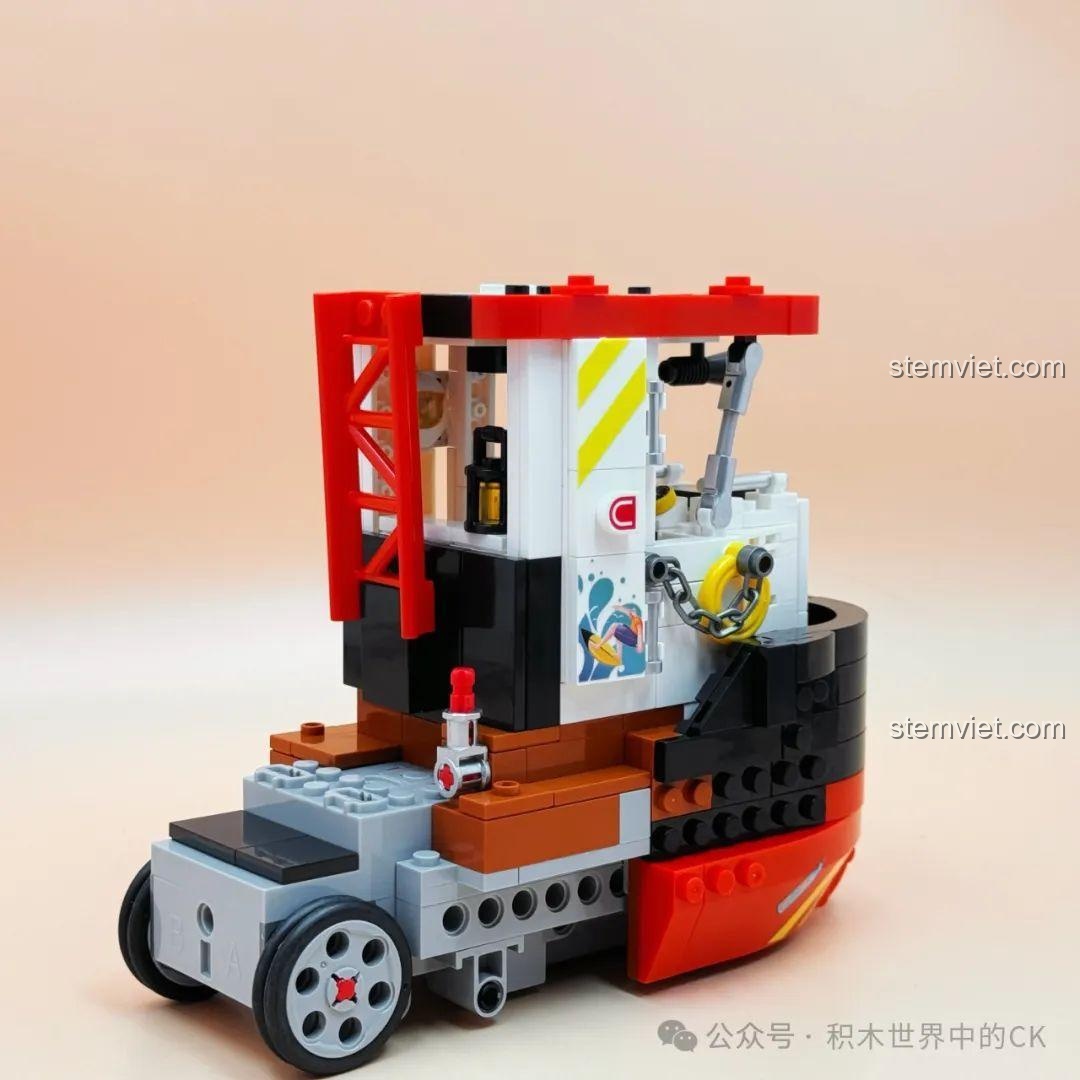 Thân thuyền của bộ đồ chơi xây dựng Thuyền câu cá RC Decool 3909 đã hoàn thiện, chuẩn bị lắp đặt cabin và các chi tiết khác.