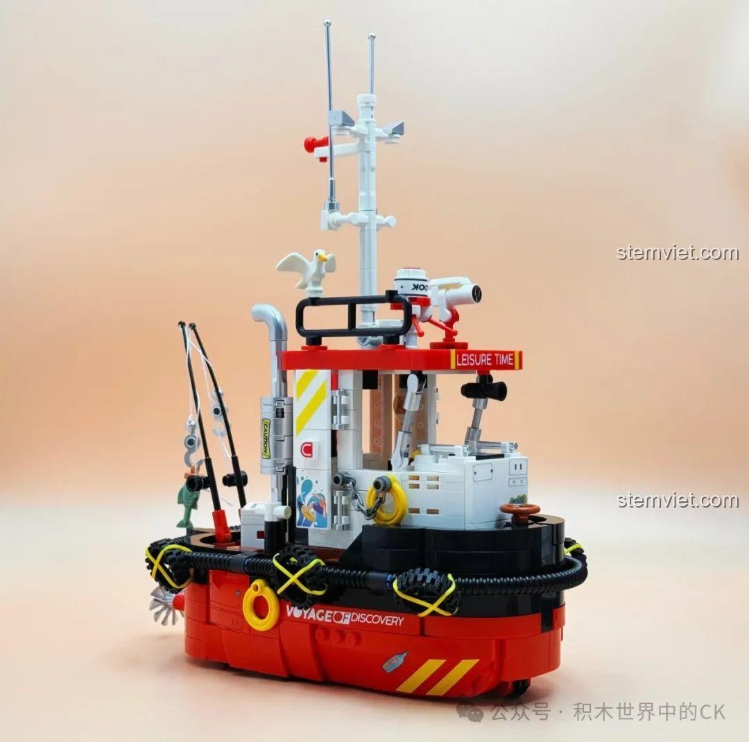 Mô hình Decool 3909 Thuyền Câu Cá Điều Khiển Từ Xa đã hoàn thiện, với thiết kế đẹp mắt và chi tiết sống động, sẵn sàng cho bé chơi.