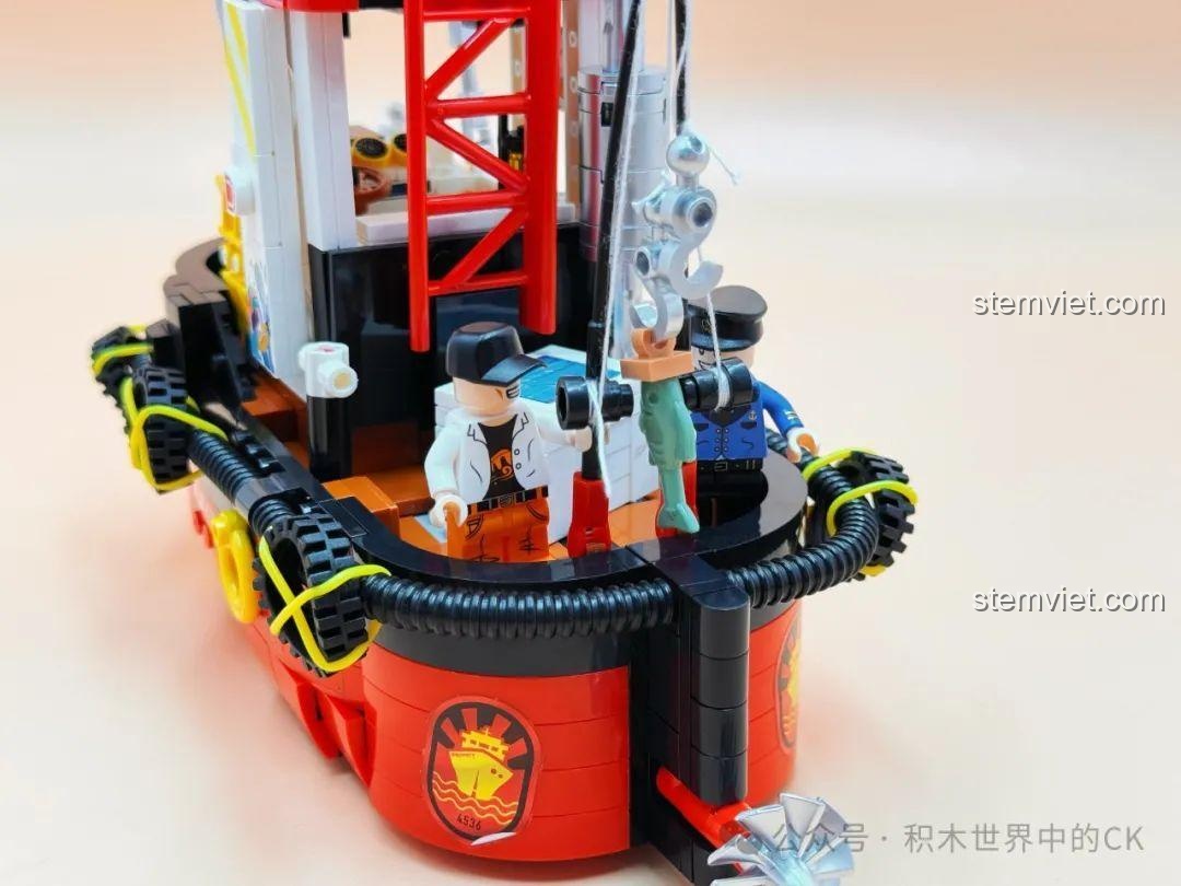 Góc nhìn cận cảnh hai nhân vật minifigure tương tác trên mô hình Decool 3909 Thuyền Câu Cá RC, tăng tính chân thực và khả năng chơi.