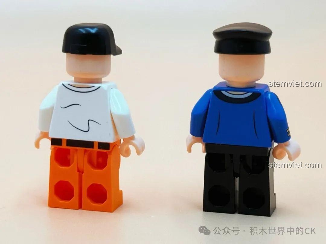 Mặt sau của hai nhân vật minifigure trong bộ đồ chơi mô hình thuyền câu cá Decool 3909, cho thấy sự tỉ mỉ trong từng chi tiết trang phục.