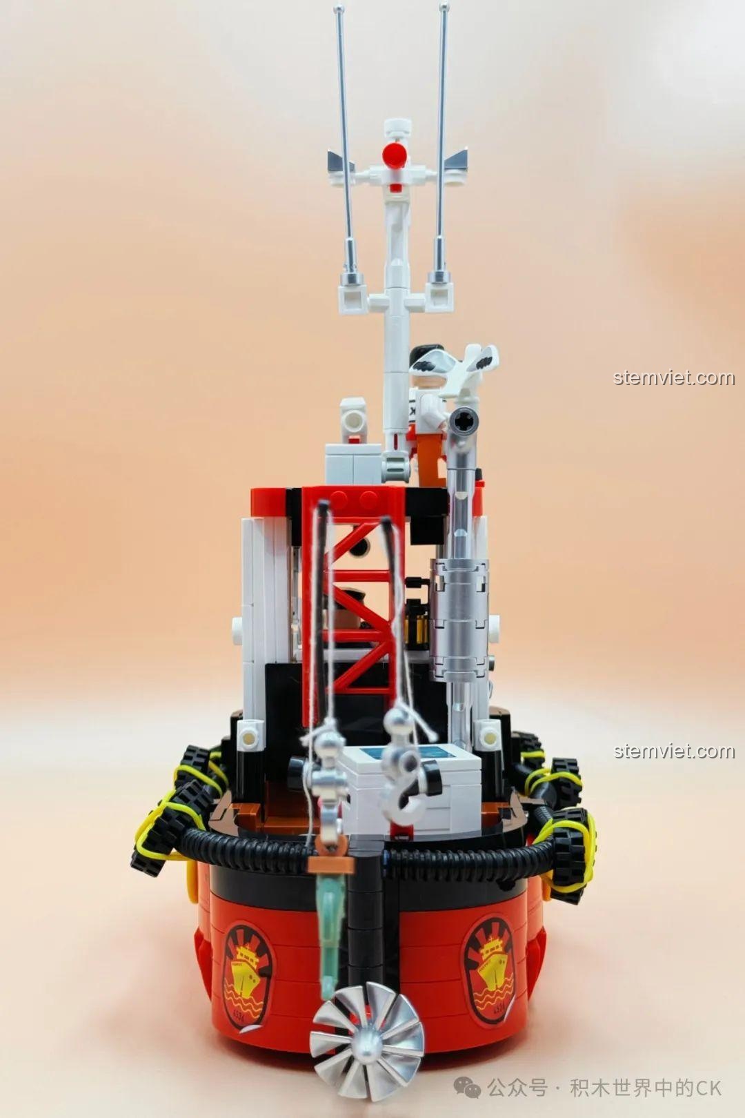 Góc nhìn phía sau của mô hình đồ chơi xây dựng Mô hình thuyền câu cá 3909, hiển thị rõ chân vịt và cần câu cá.