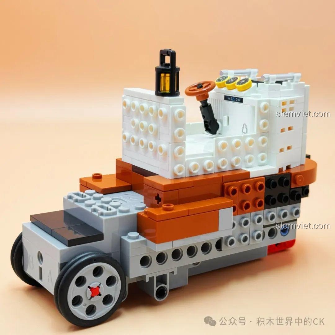 Giai đoạn đầu của quá trình lắp ráp Decool 3909 Thuyền Câu Cá Điều Khiển Từ Xa, thân thuyền dần được hình thành.