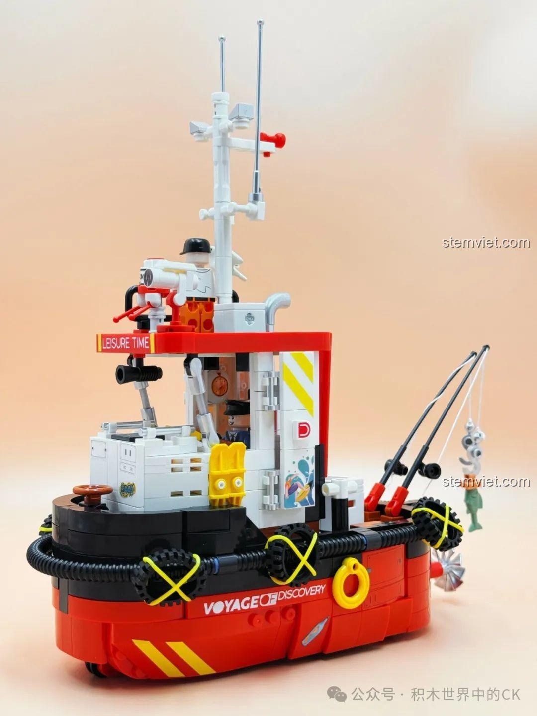 Góc nhìn tổng thể phía trước của mô hình Decool 3909 Thuyền Câu Cá Điều Khiển Từ Xa, nổi bật các chi tiết phao và dây bảo vệ.