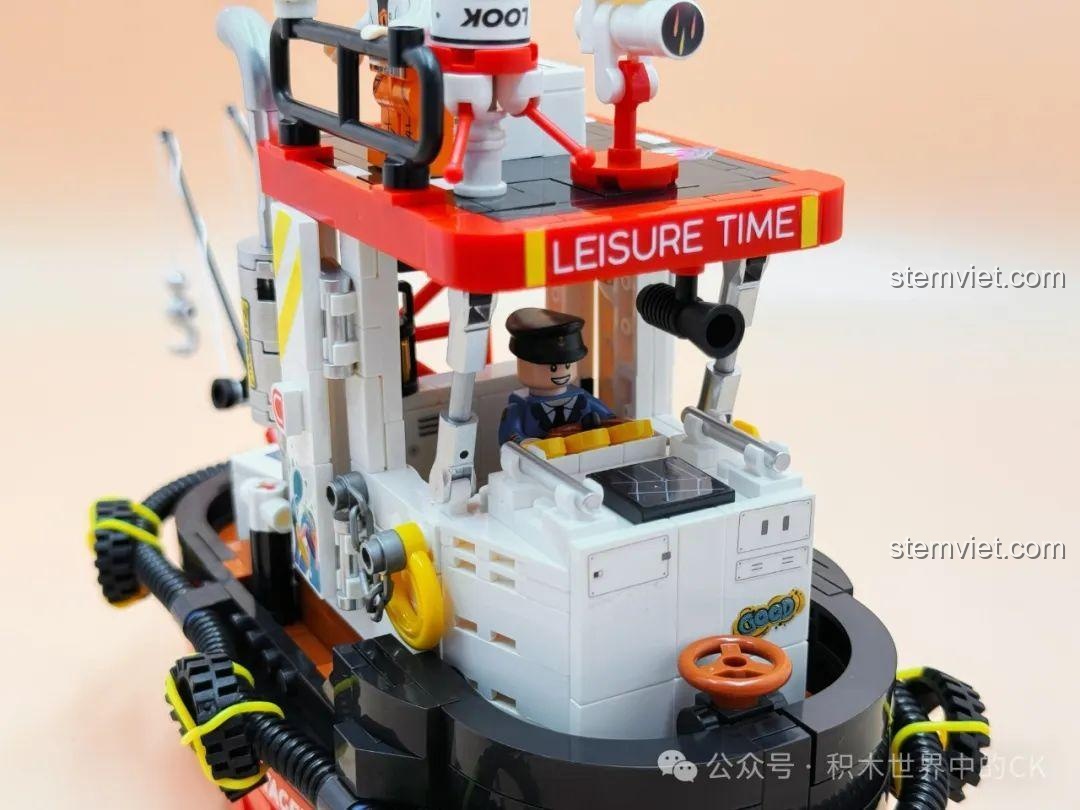 Cận cảnh cabin điều khiển của bộ xếp hình Tàu đánh cá cho con trai 8 tuổi, với vô lăng và bảng điều khiển được thiết kế tỉ mỉ.