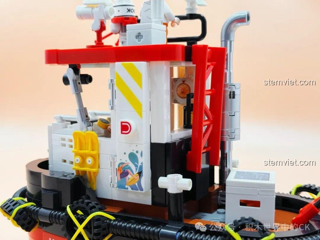 Chi tiết bên hông mô hình đồ chơi xây dựng Tàu câu cá Decool giá rẻ, với các decal trang trí và thang lên xuống cabin.