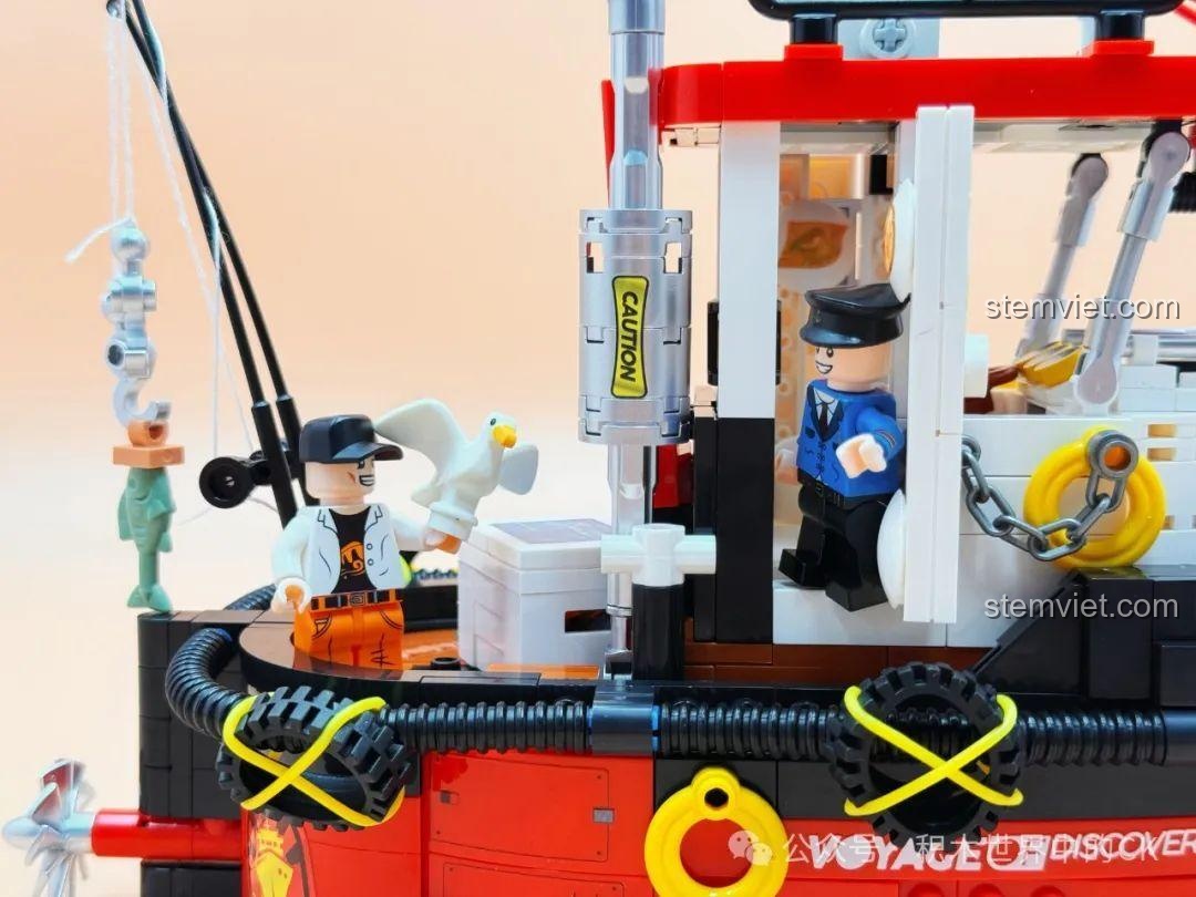 Một góc nhìn khác của hai nhân vật minifigure trên mô hình Decool 3909 Thuyền Câu Cá Điều Khiển Từ Xa, thể hiện sự sống động và chi tiết.