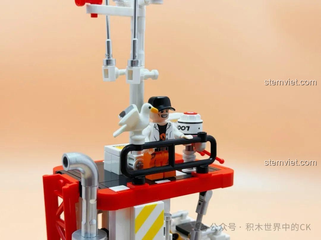 Góc nhìn phía sau cabin của mô hình Decool 3909 Mô hình thuyền câu cá, thể hiện cấu trúc chắc chắn và các chi tiết nhỏ.