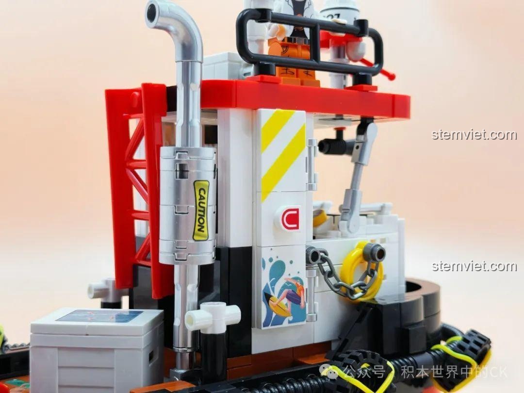 Cận cảnh phần trên của cabin Decool 3909 Tàu câu cá, với các thiết bị định vị và đèn chiếu sáng.