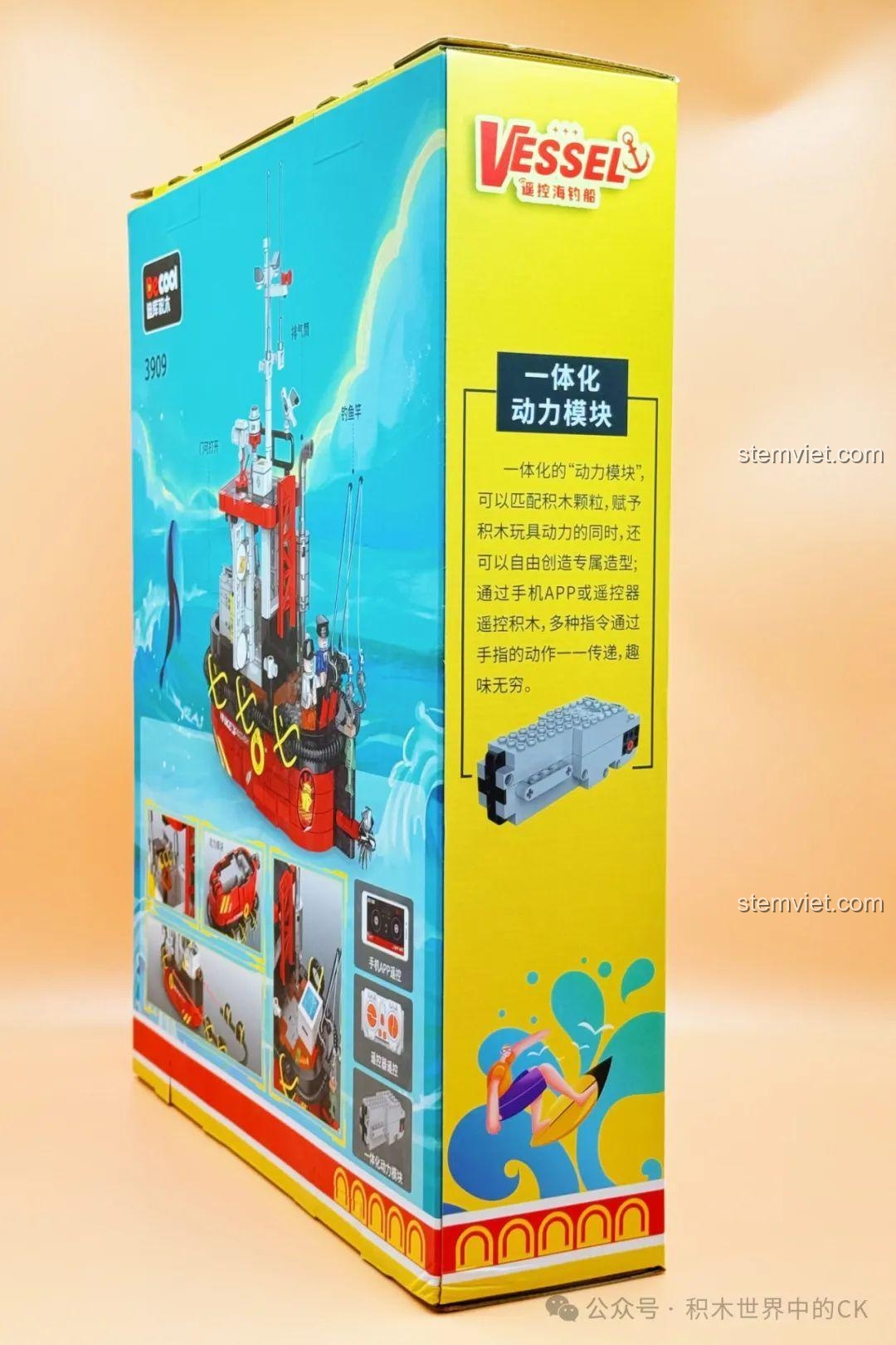 Mặt bên hộp Decool 3909 Thuyền Câu Cá RC, nổi bật tính năng điều khiển từ xa và các chi tiết lắp ráp thú vị cho bé trai.