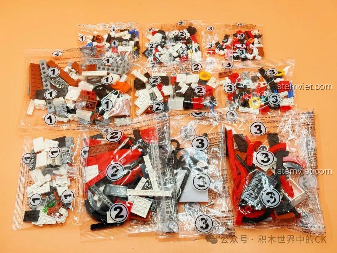 Các túi mảnh ghép của bộ xếp hình Decool 3909 Thuyền Câu Cá RC được phân loại và đánh số rõ ràng, tiện lợi cho quá trình lắp ráp.