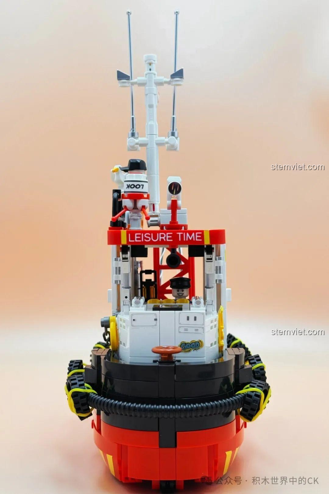 Góc nhìn trực diện của mô hình Tàu RC 3909 chất lượng cao, tập trung vào cabin và các thiết bị điều khiển trên boong.