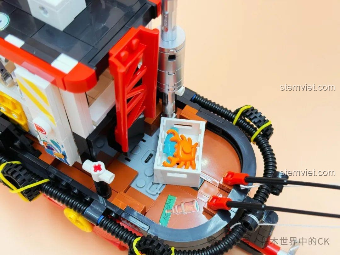 Chi tiết cần câu cá và các con mồi trên mô hình đồ chơi điều khiển từ xa Mô hình thuyền câu cá cho bé trai 8 tuổi, tăng tính chân thực.