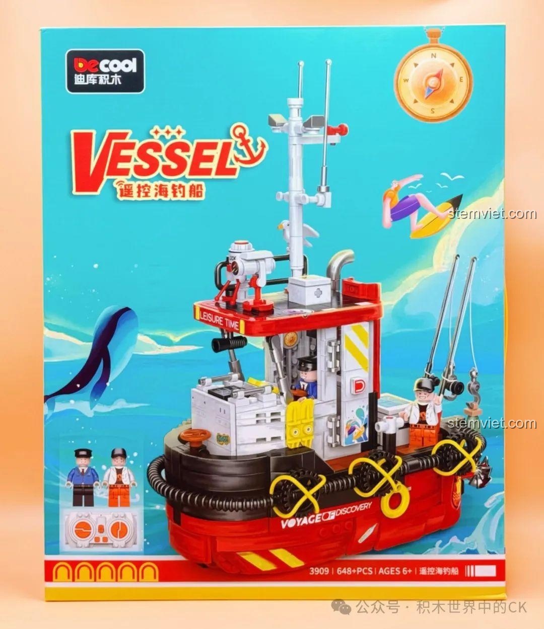 Hộp đồ chơi Decool 3909 Thuyền Câu Cá Điều Khiển Từ Xa với hình ảnh mô hình sống động, thu hút mọi ánh nhìn của bé trai 8 tuổi.