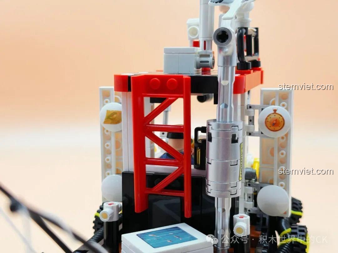 Cận cảnh phần nóc cabin của mô hình Decool 3909 Thuyền câu cá, với các thiết bị quan sát và còi báo hiệu.