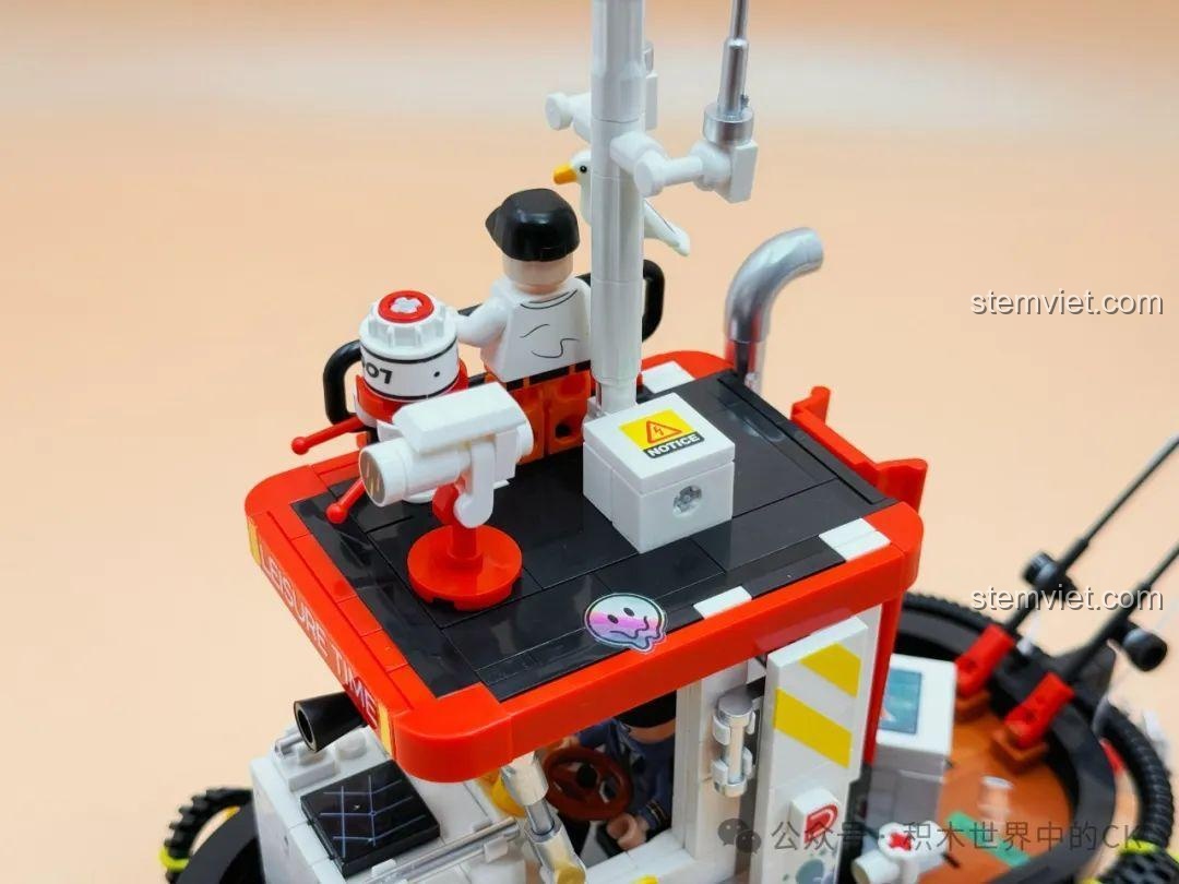 Hai nhân vật minifigure đứng trên boong của mô hình Decool 3909 Thuyền Câu Cá Điều Khiển Từ Xa, tạo cảnh tượng sống động.