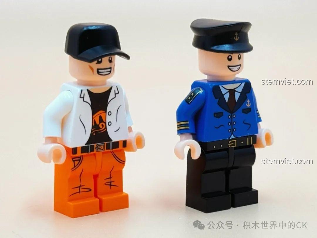 Góc nhìn cận cảnh hai nhân vật minifigure của bộ xếp hình Thuyền câu cá RC 3909, sẵn sàng cho những cuộc phiêu lưu trên biển.