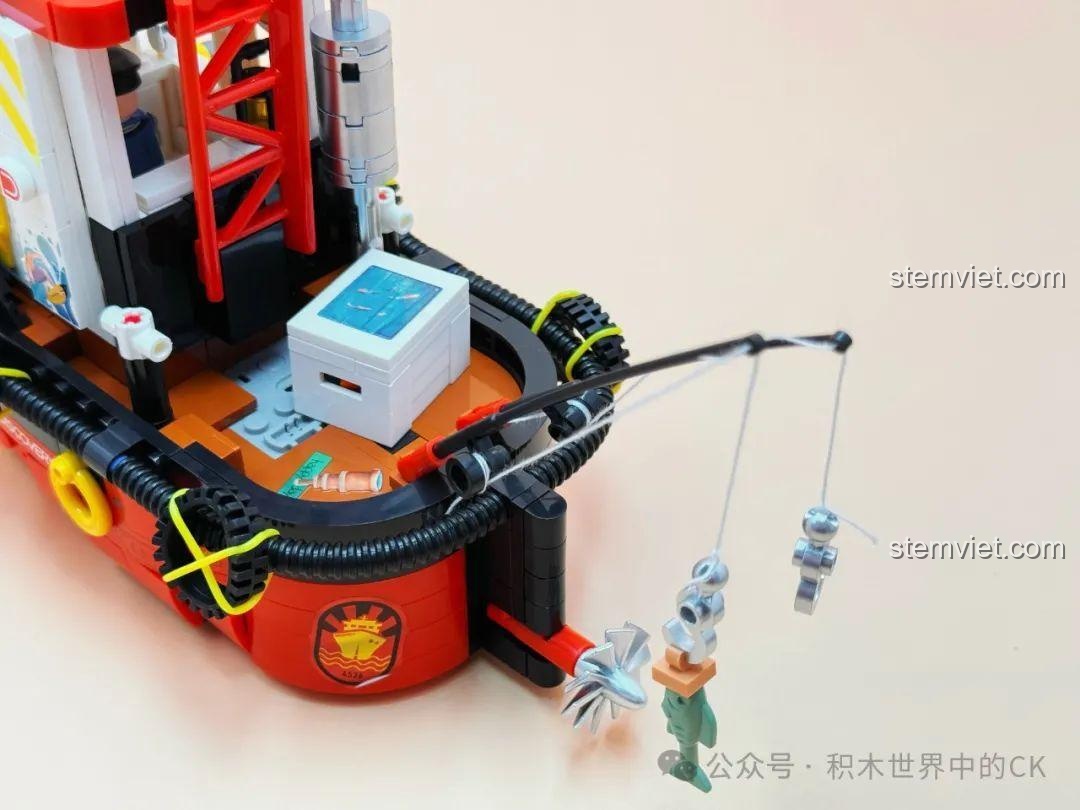 Ống khói và các chi tiết máy móc trên boong của mô hình đồ chơi mô hình thuyền câu cá Decool giá bình dân, tăng tính chân thực.