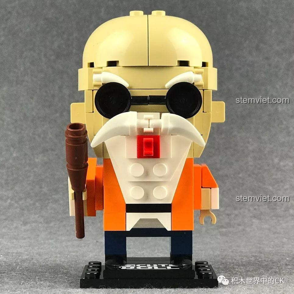 Ảnh review thực tế mô hình Sư phụ của Goku 6823 sau khi hoàn thành, đứng trên đế trưng bày.