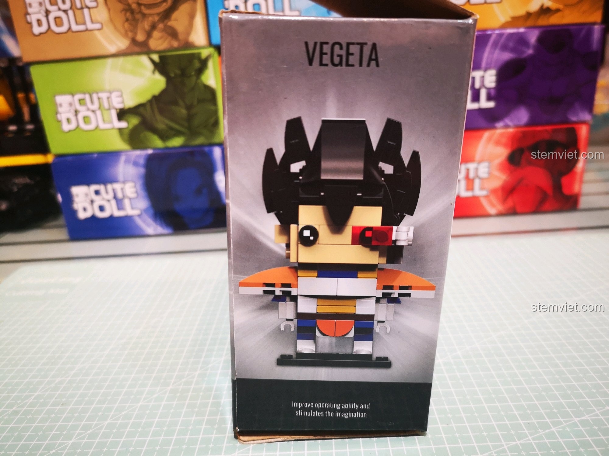 Cạnh hộp bộ xếp hình Decool 6829 Vegeta, thể hiện hình ảnh nhân vật Vegeta từ phía trước.