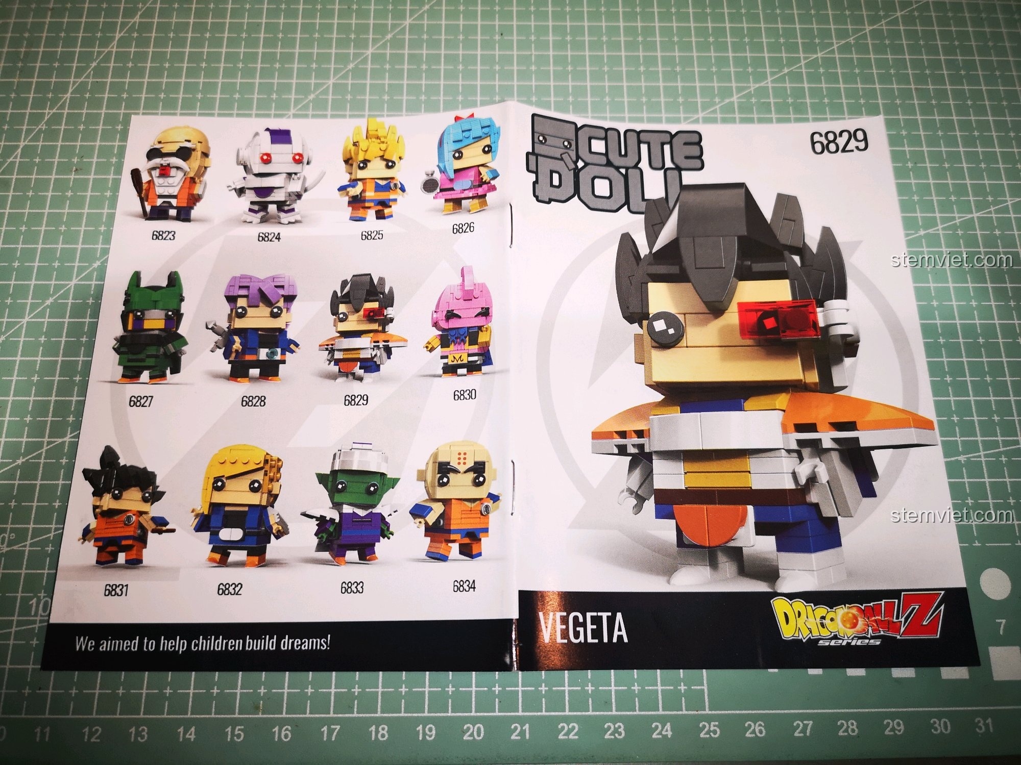 Các hộp đồ chơi lắp ráp nhân vật Dragon Ball Z được xếp chồng lên nhau.