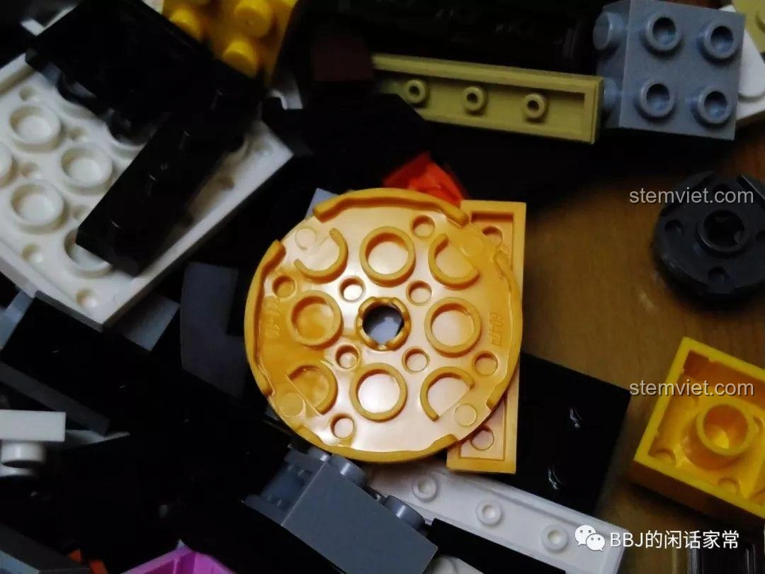 Các mảnh ghép nhựa ABS cao cấp của bộ lắp ghép Decool 6852 Tracer Overwatch, với nhiều màu sắc và hình dạng khác nhau.