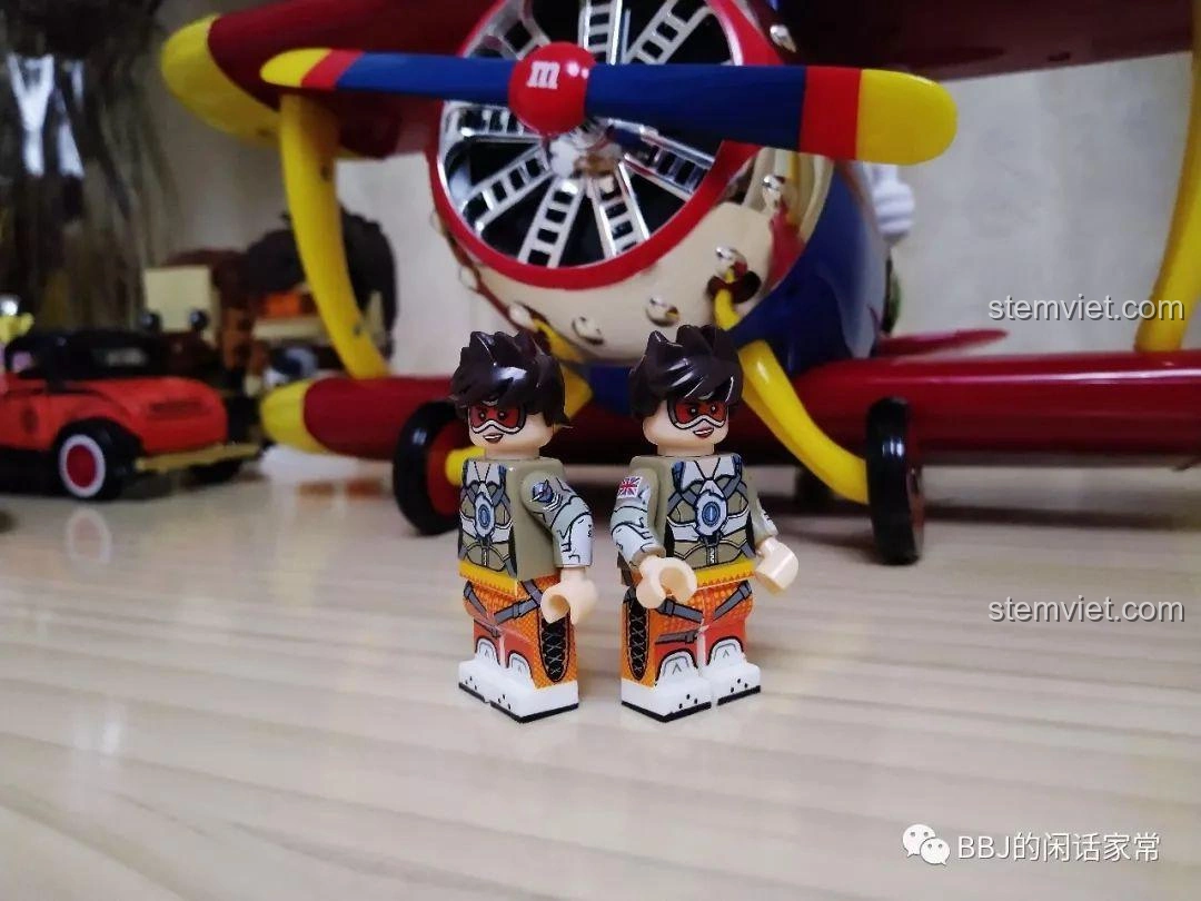 Hai minifigure Tracer đứng cạnh nhau, thể hiện sự đa dạng của các phiên bản đồ chơi về nhân vật này.