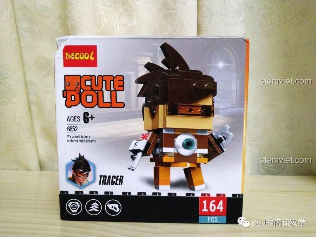 Mặt sau hộp bộ lắp ghép Decool 6852 Tracer Overwatch, hiển thị mô hình BrickHeadz đã lắp ráp và thông tin sản phẩm.