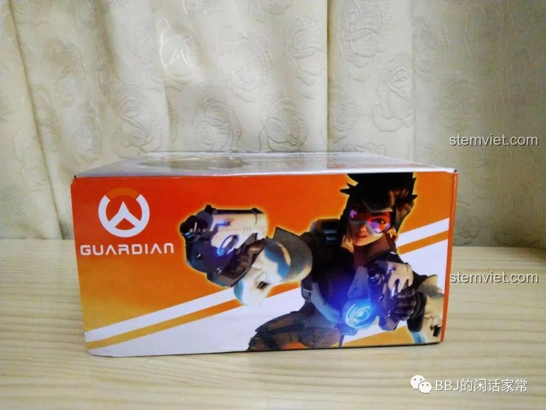 Hộp trước của bộ lắp ghép Decool 6852 Tracer Overwatch, với hình ảnh nữ đặc vụ Tracer năng động và logo Guardian.