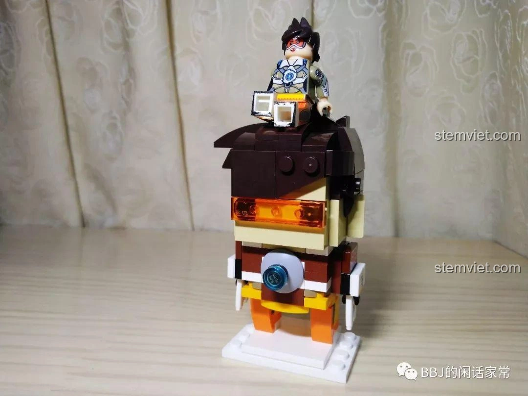 Góc nhìn khác của minifigure Tracer đặt trên đầu mô hình BrickHeadz Tracer Decool 6852, thể hiện sự tương phản.