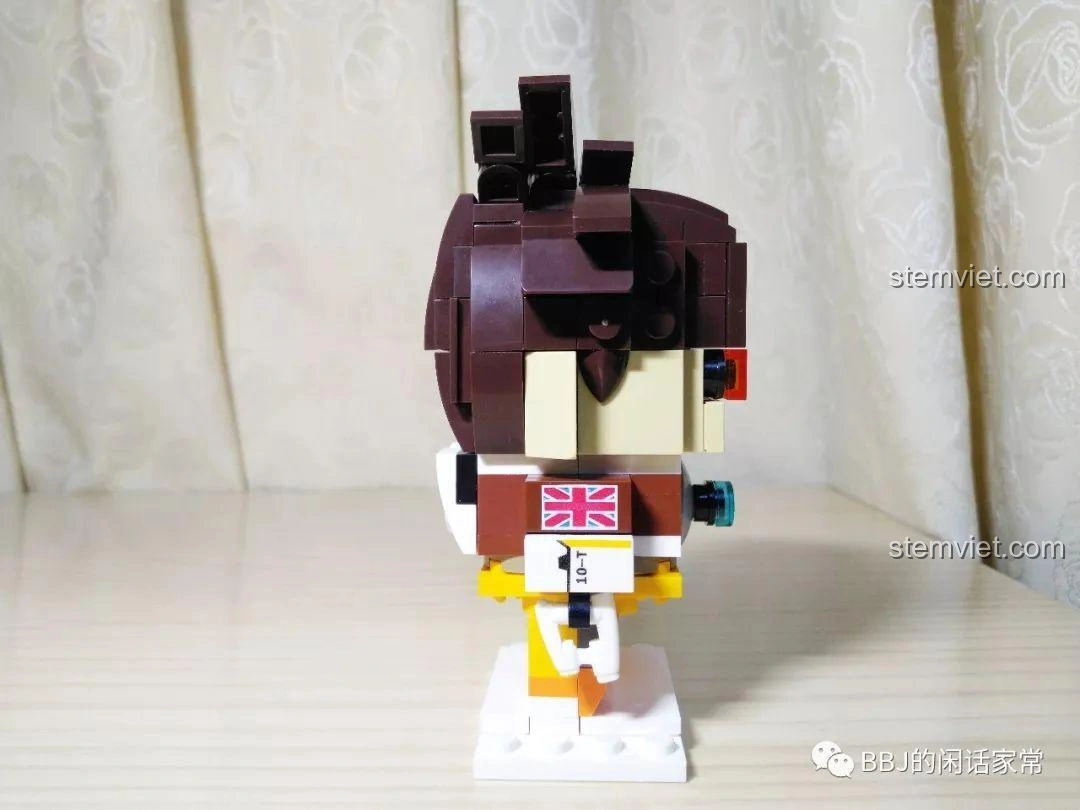 Một góc nhìn khác từ phía phải của mô hình BrickHeadz Tracer Decool 6852, thể hiện tổng thể thiết kế.