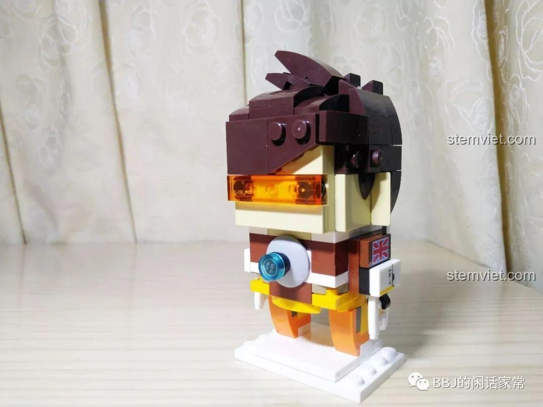 Mô hình BrickHeadz Tracer Decool 6852 đã lắp ráp hoàn chỉnh, nhìn từ góc phải, thể hiện chi tiết lá cờ Anh quốc.