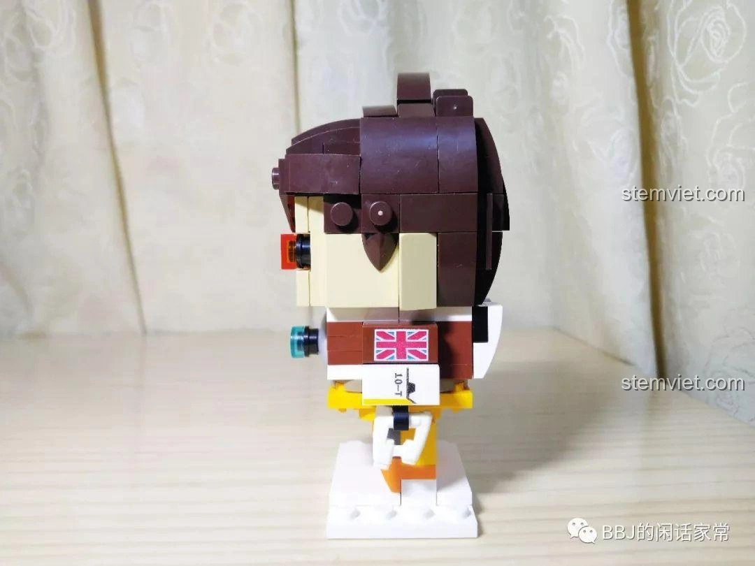Mô hình BrickHeadz Tracer Decool 6852 đã lắp ráp hoàn chỉnh, nhìn từ góc trái, với chi tiết bộ ổn định thời gian.