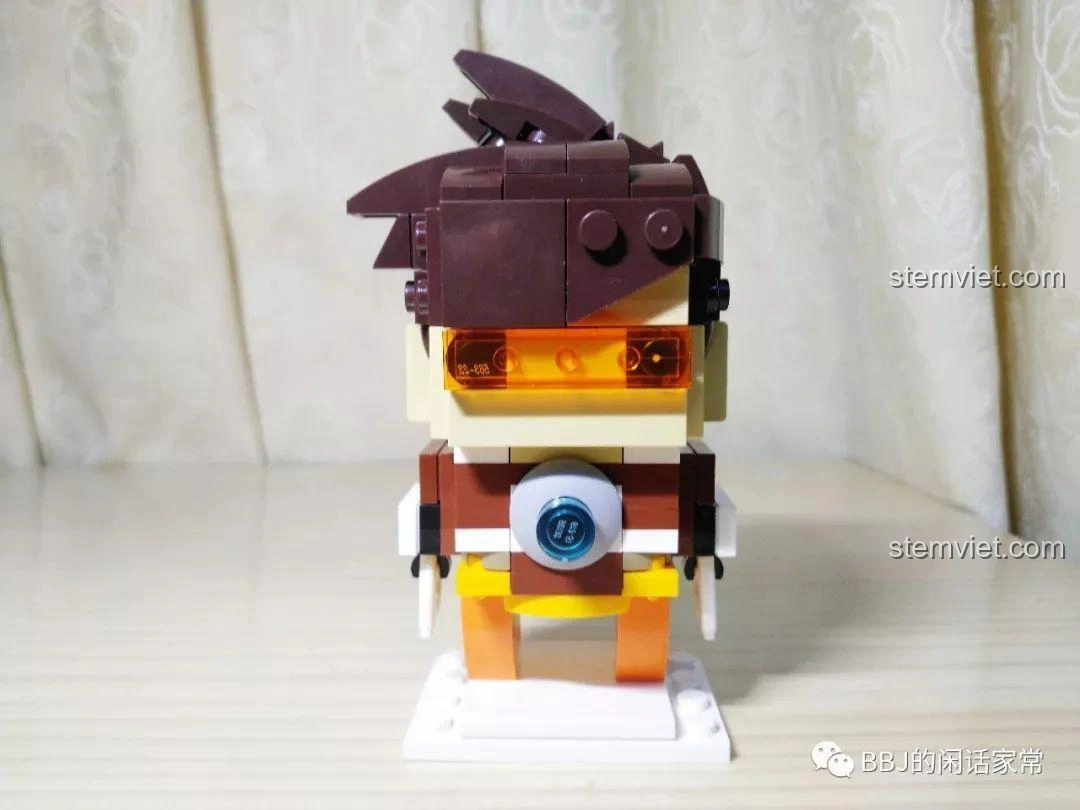 Mô hình BrickHeadz Tracer Decool 6852 đã lắp ráp hoàn chỉnh, nhìn từ phía sau, nổi bật chi tiết bộ ổn định thời gian.
