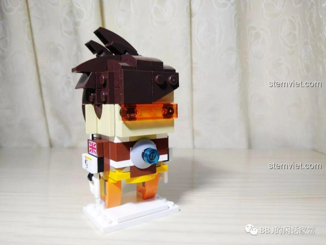 Mô hình BrickHeadz Tracer Decool 6852 đã lắp ráp hoàn chỉnh, nhìn từ phía trước, nổi bật kính bảo hộ và bộ ổn định thời gian.