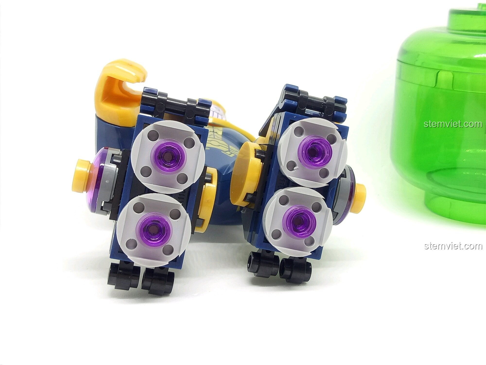 Hulk và Thanos Degao đứng cạnh nhau. Bộ đôi đồ chơi lắp ráp siêu anh hùng.