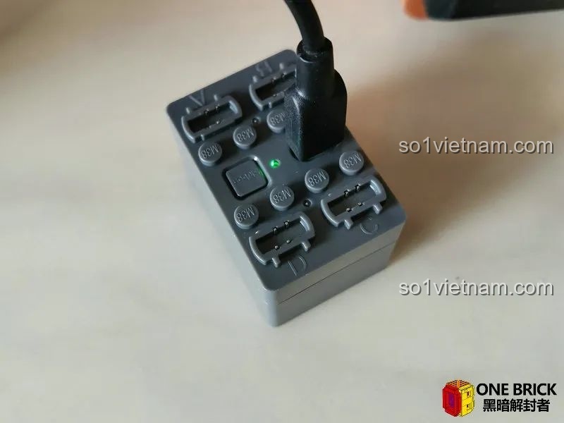 Đèn LED màu xanh trên hộp pin của Sluban M38B0851 nhấp nháy khi đang sạc và sẽ sáng liên tục khi pin đã được sạc đầy.