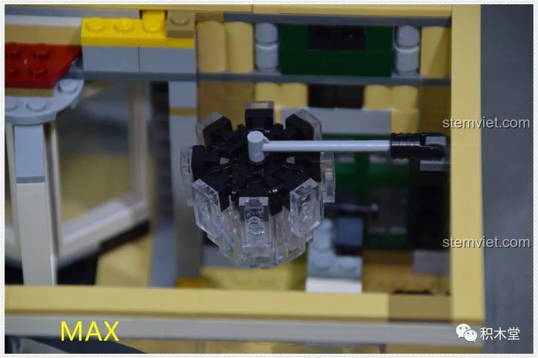 Chi tiết đèn chùm và trang trí nội thất tầng 1 của bộ lắp ghép Zhe Gao QL0922.