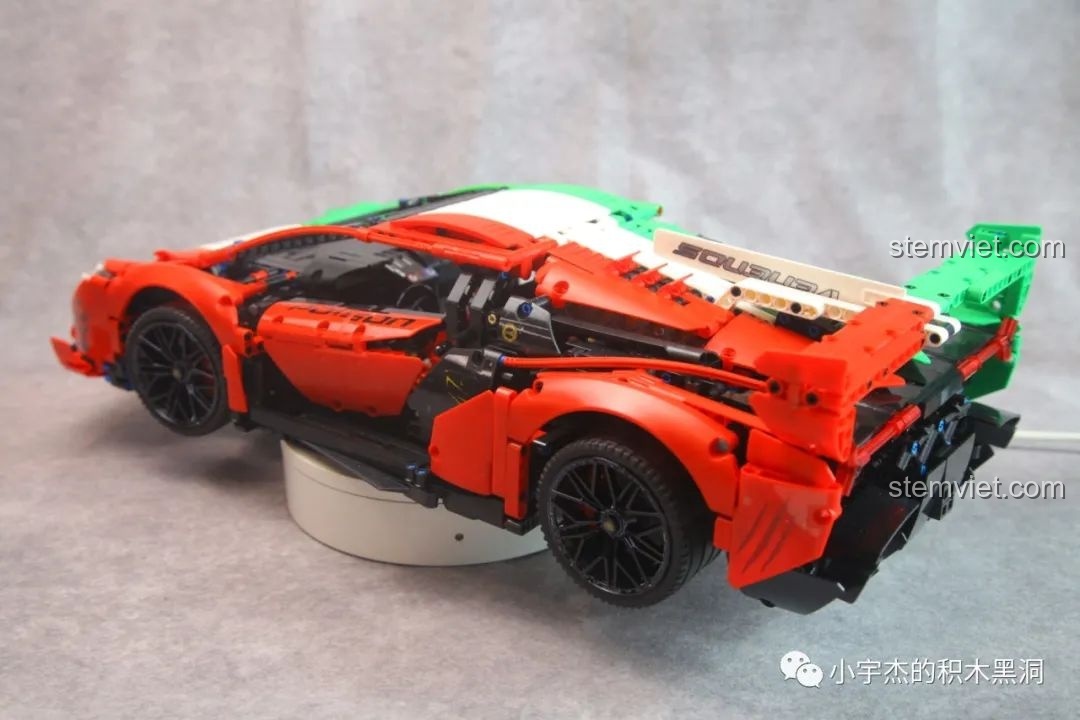 Cận cảnh cụm đèn hậu của mô hình K-box 10222, sử dụng các chi tiết nhựa trong suốt màu đỏ để tăng tính chân thực.